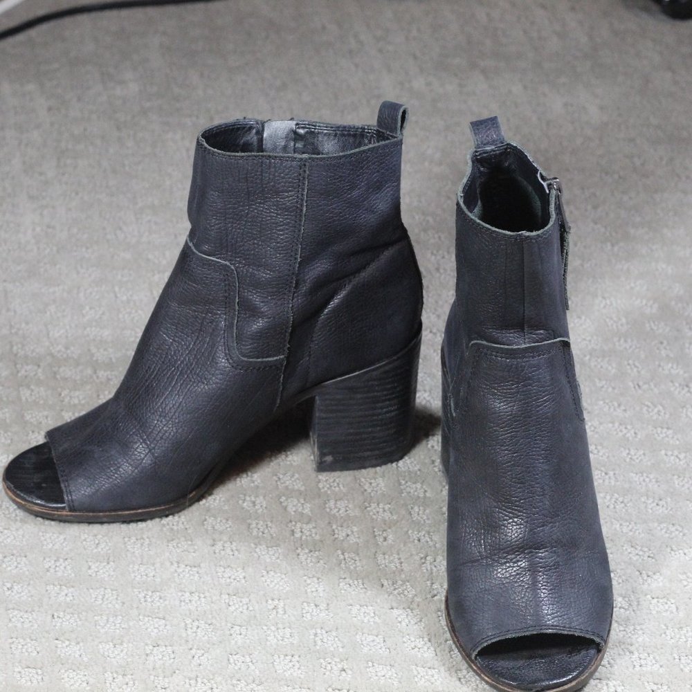 Lucky Brand Kamren Size 8.5 Black Pebble Leather Peep Toe Side Zip Ankle Boots